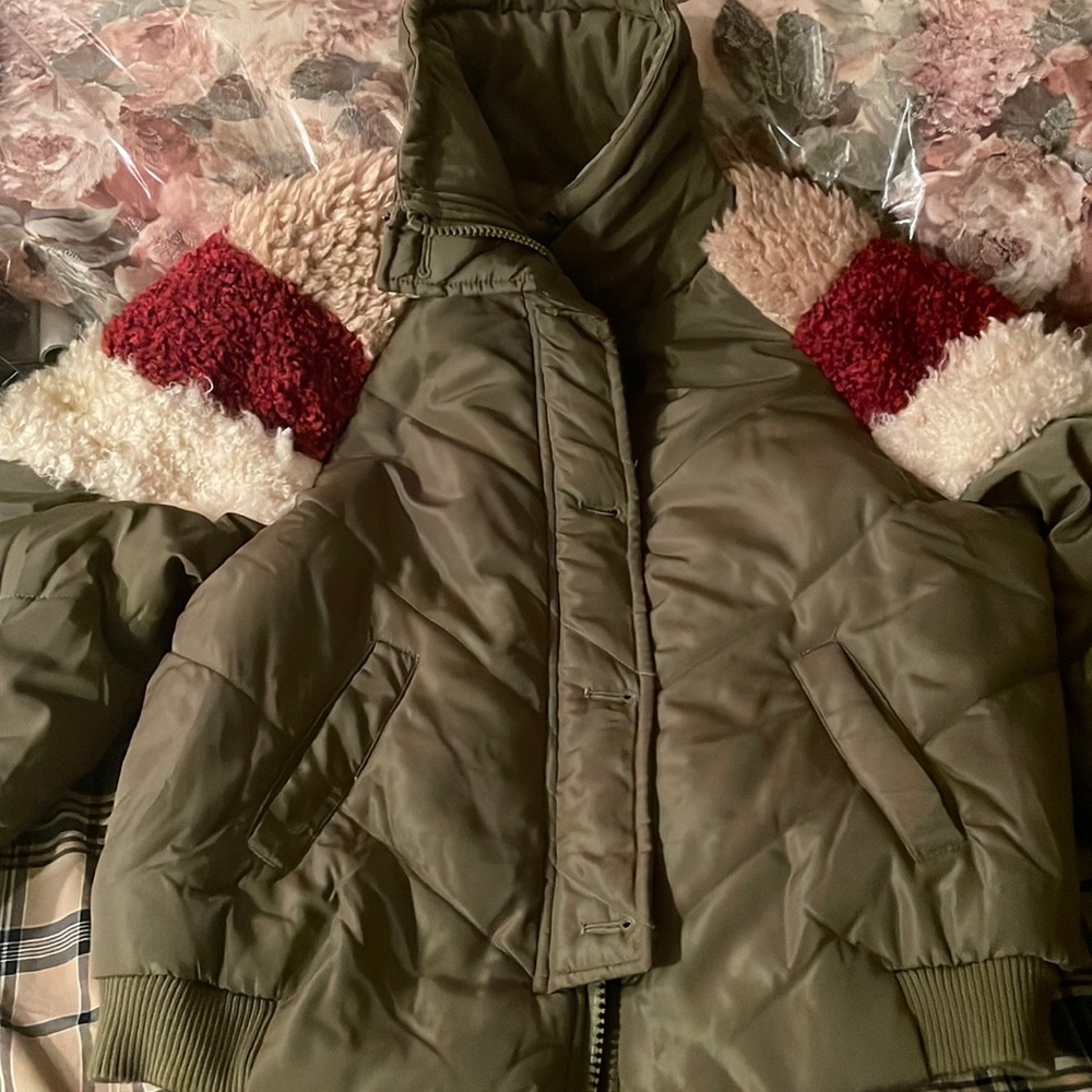 Super cute puffer jacket with sherpa sleeve